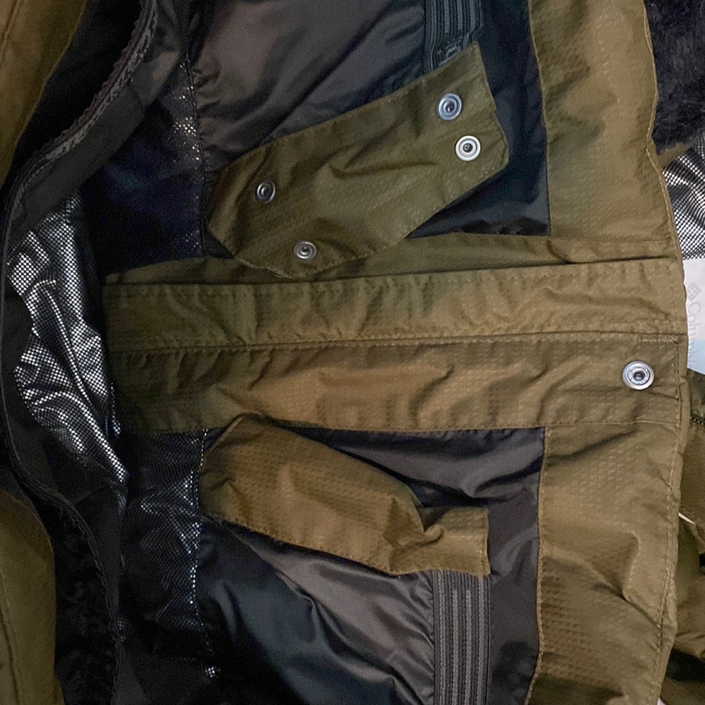 Woman’s Columbia sportswear SZ. L. 550 ski jacket